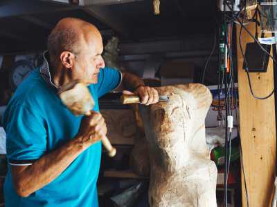 ...lo vediamo passare alla sagomatura e l�intaglio con le sgorbie, i mazzuoli e le raspe